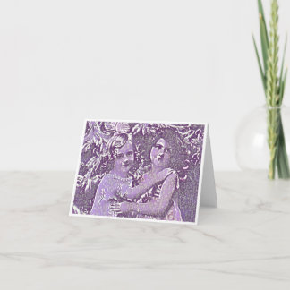Carte d'amis dans le violet de deux filles qui emb