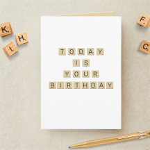Carte d'anniversaire avec des lettres de jeu de mo