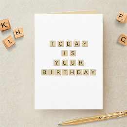 Carte d'anniversaire avec des lettres de jeu de mo