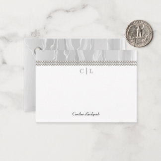 Carte De Correspondance Elégante soie blanche et perles Monogramme
