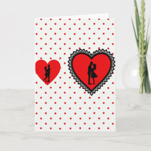 Carte de couple qui s'embrasse avec cœur d'amour