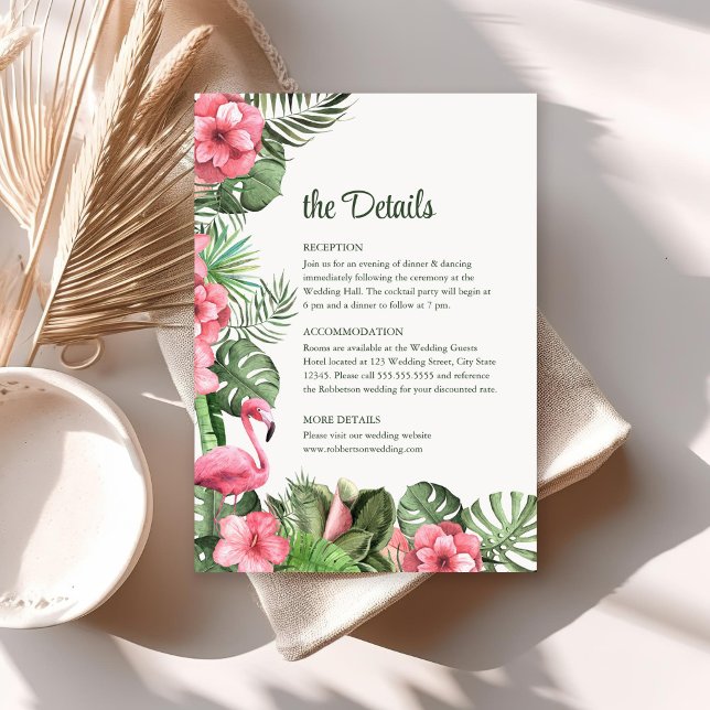 Carte de détails des fleurs tropicales et des Mari (Tropical Flowers and Flamingo Wedding Details Card on sunny boho table.)