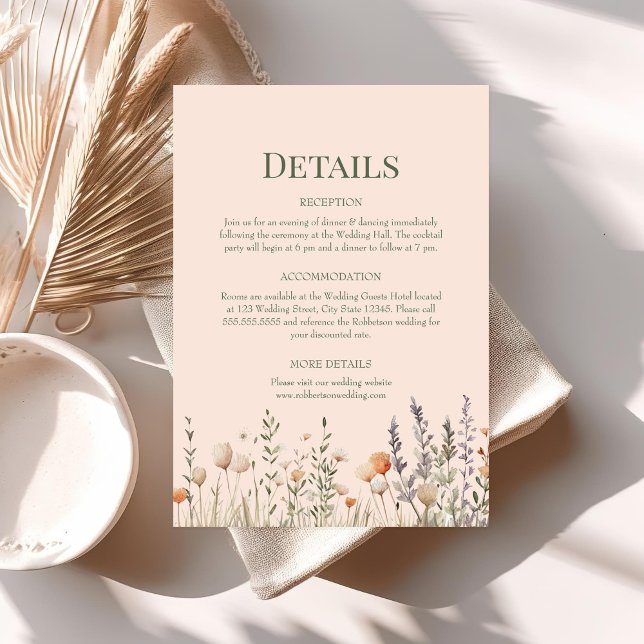 Carte de détails du Mariage Fleur sauvage Peach Fu (Peach Fuzz Wildflowers Wedding Details Card on a table with boho decor and dry flowers.)