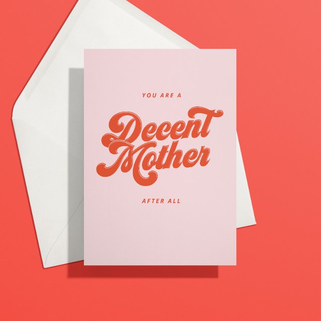 Carte de fête des mères décente avec lettrage disc (Coral orange seventies bubble lettering tells your mom that she's been a decent mother after all)