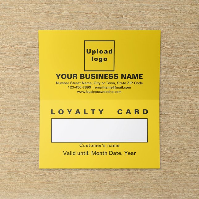 Carte de fidélité pliée jaune d'entreprise (Business yellow folded loyalty card.)