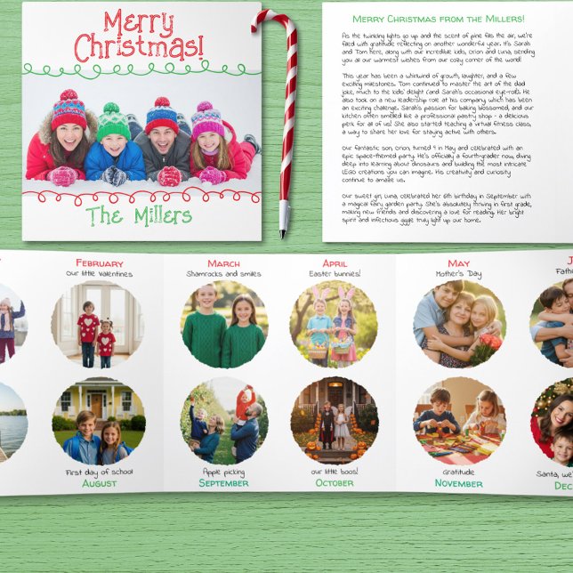 Carte De Fin D'année Trois Volets Lettre d'information de Noël charmante avec photos (Charming and unique newsletter Christmas card with monthly photos with captions.)