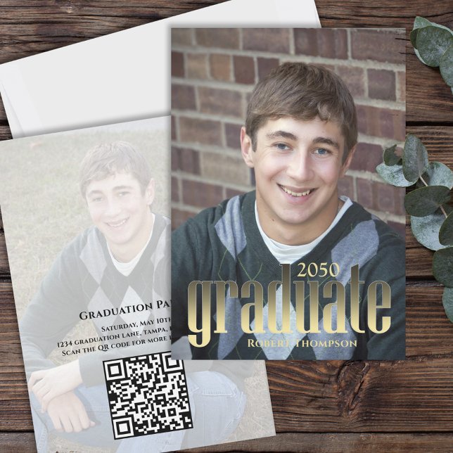 Carte de fin d'études personnalisée avec code QR d (Modern gold graduation card with QR code and minimalist typography for Class of 2026 celebrations.)