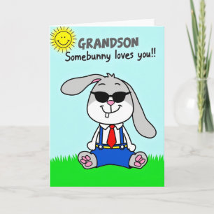 Carte de jour amusant avec un lièvre cool souriant
