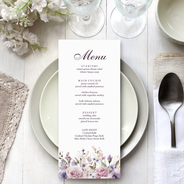 Carte de menu Boho Mauve et Lilac Floral Mariage (Boho Mave and Lilac Floral Wedding Menu Card on an elegant silver grey wedding table with flowers.)