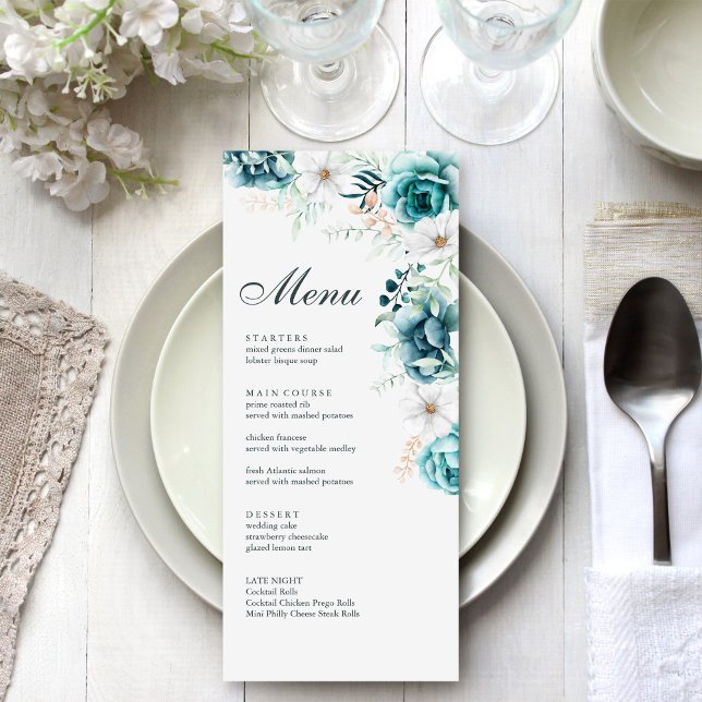 Carte de Menu de Mariage Botanique Sarcelle (Teal and Off-White Wildflowers Wedding Menu Card on a white and silver wedding dinner table.)