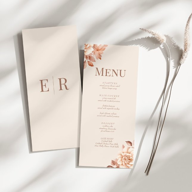 Carte de menu du Mariage de Monogramme Floral Rose (Modern Rose Gold Floral Monogram Wedding Menu Card on a sunny white table.)