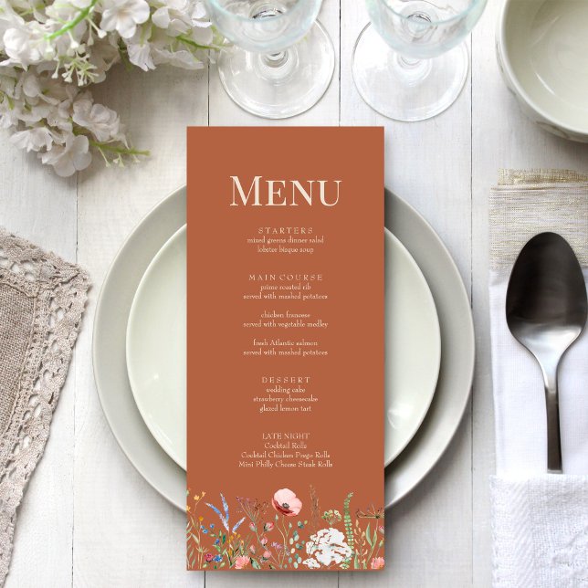 Carte de menu du Mariage de prairie Fleur sauvage  (Terracotta Wildflower Meadow Wedding Menu Card on a boho white wedding dinner table.)