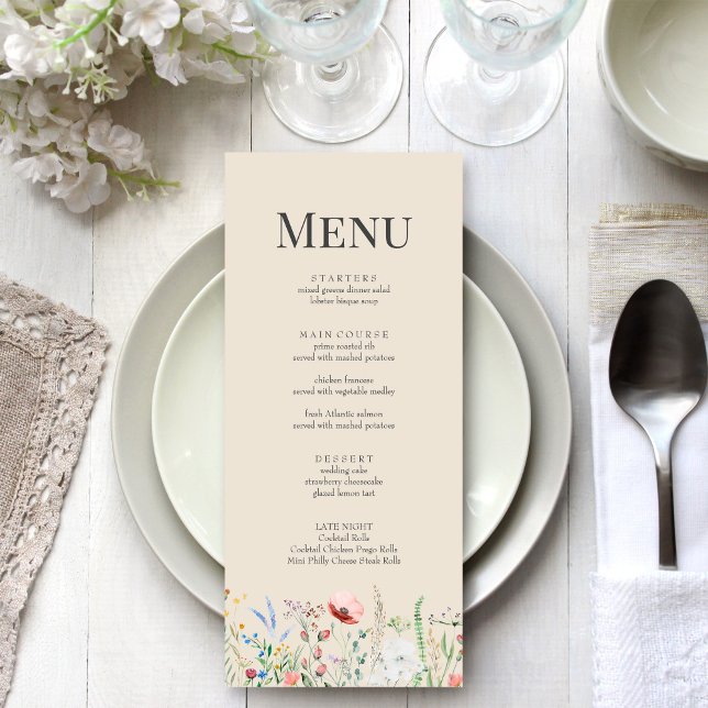 Carte de menu du Mariage de prairie Fleur sauvage  (Taupe Wildflower Meadow Wedding Menu Card on a boho white wedding dinner table.)