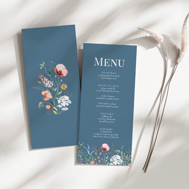 Carte de menu du Mariage du Fleur sauvage bleu Dus (Dusty Blue Wildflower Meadow Wedding Menu Card on a sunny white table.)