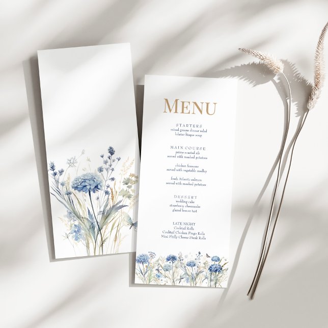 Carte de menu du Mariage Fleur sauvage bleu frança (French Blue Wildflower Meadow Wedding Menu Card on a sunny white table with dry botanical.)