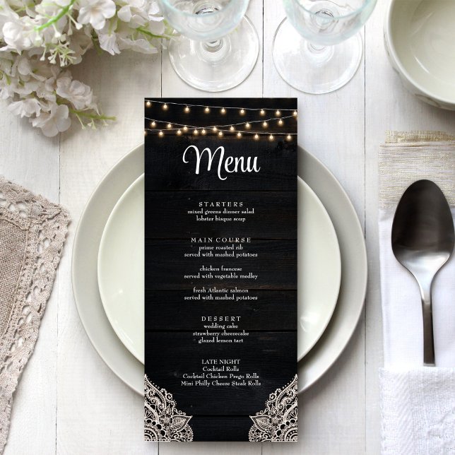 Carte de menu Élégance rustique noire et blanche (Black and White Rustic Elegance Menu Card on a white wedding table.)