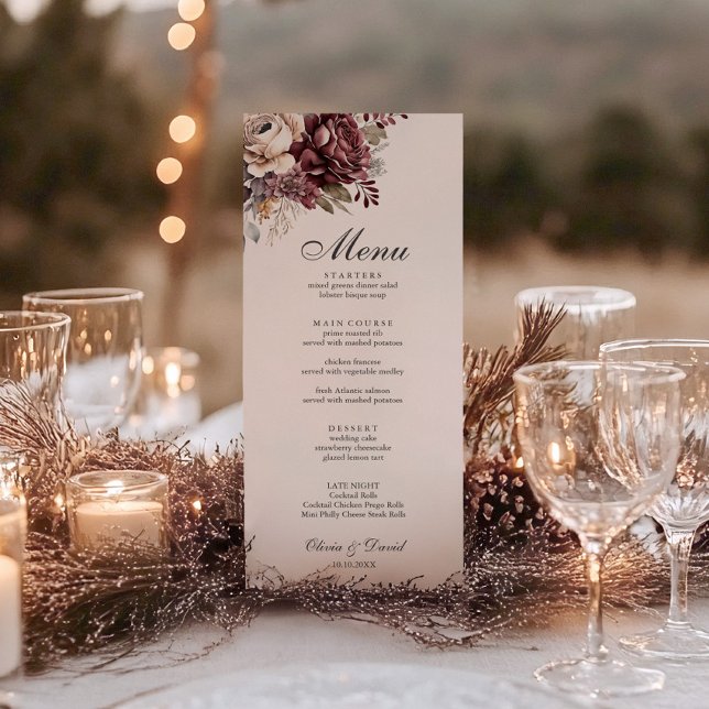 Carte de menu Mariage Boho Floral Bourgogne (Burgundy Floral Boho Wedding Menu Card on a beautiful wedding table with candles and decor.)