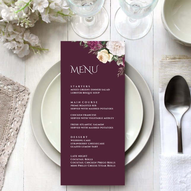 Carte de menu Mariage de Burgundy Peonies (Modern Burgundy Peonies Wedding Menu Card on a white wedding table.)