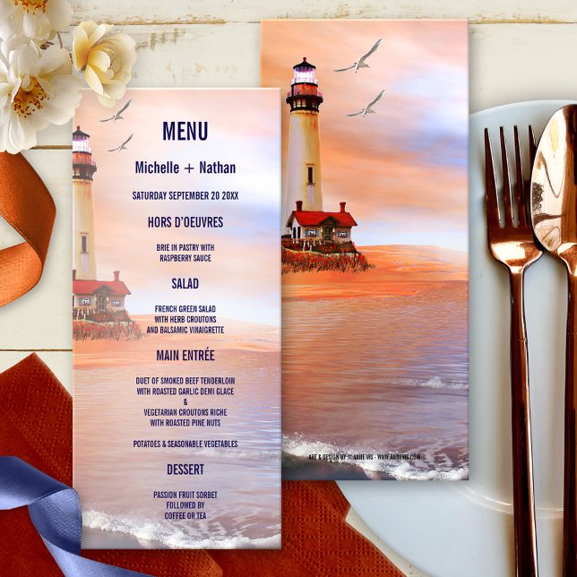 Carte de menu Mariage du phare de plage (Nautical wedding menu card featuring a painting of a lighthouse at the ocean with seagulls at sunset)