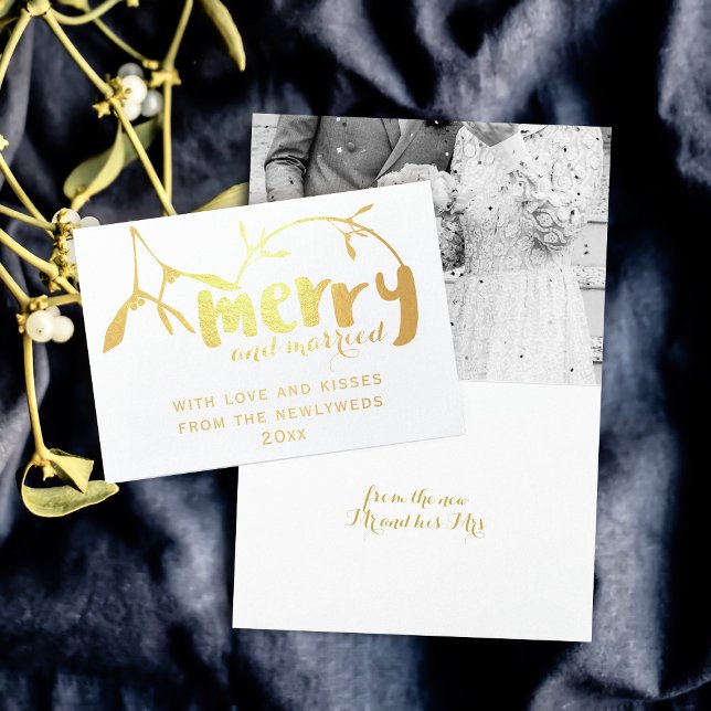 Carte de Noël Joyeuse et Mariée Mistletoe (Add your photo and inside greeting to the Merry & Married Holiday Foil Card)