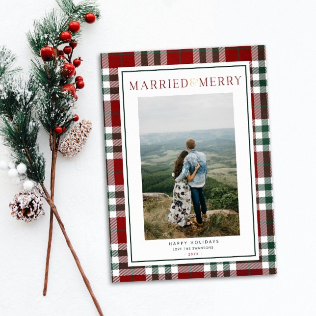 Carte de Noël mariée et mariée (Married and Merry Plaid green and red photo Holiday card on white background with festive sprig)