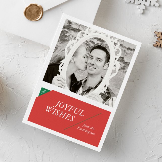 Carte de Noël Moderne Rouge Typographie Photo (Modern style typographic one photo Christmas holiday card with coral red and green details)