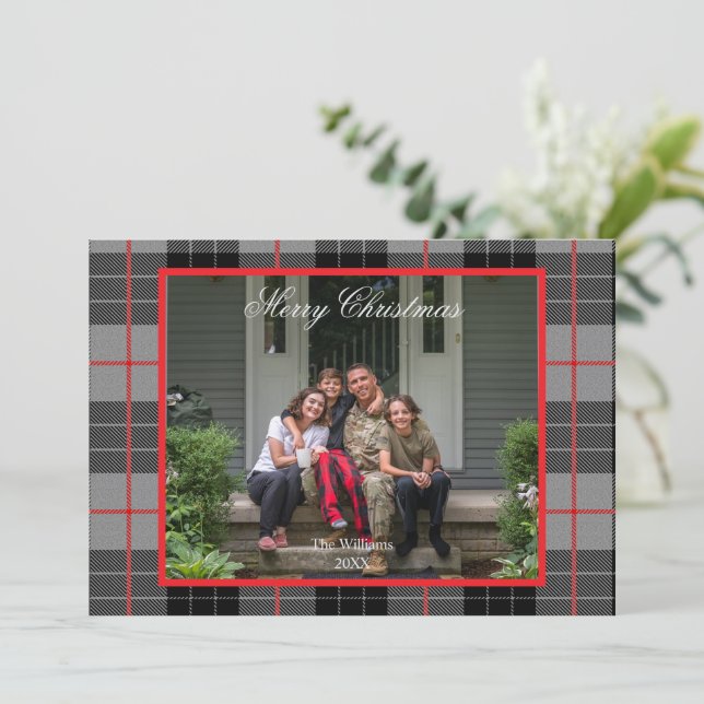 Carte de Noël photo à carreaux en gris rustique  (Debout devant)
