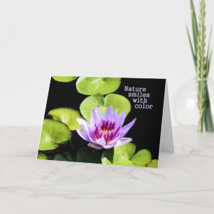 Carte de note avec Lily d'eau violette