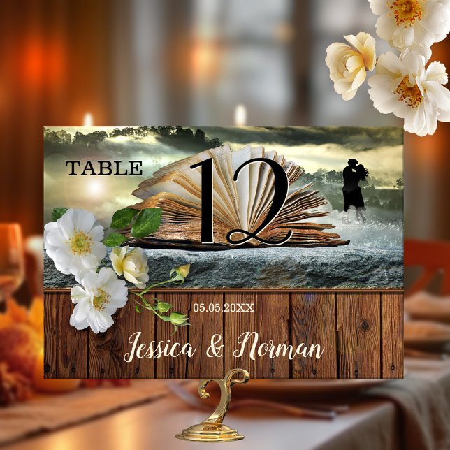 Carte de numéro de table des amoureux du livre rom (Romantic love story table number card with a book theme and roses on rustic wood)
