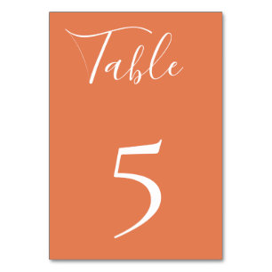 Carte de numéro de table orange poussiéreuse