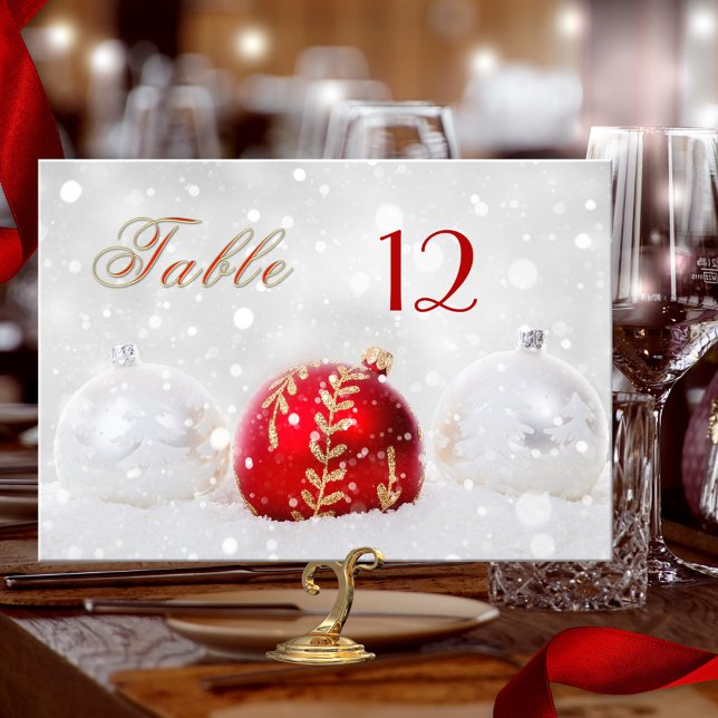 Carte de numéro de tableau des Baubles de Noël de  (Table number card showing festive Christmas balls with sparkling snow, in silver white, gold and red)