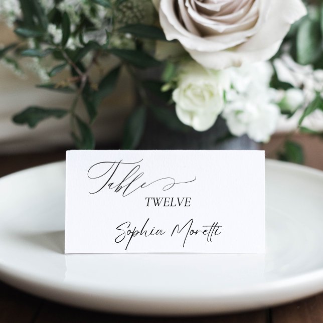 Carte De Placement Élégante calligraphie noir et blanc Mariage classi (This wedding place card features an elegant calligraphy script font and a minimalist design)