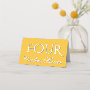 Carte De Placement Jaune Moutarde Élégant Numéro de Nom d'Invité en S