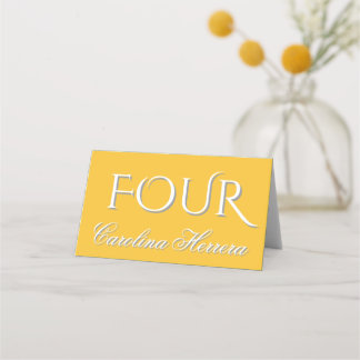 Carte De Placement Jaune Moutarde Élégant Numéro de Nom d'Invité en S