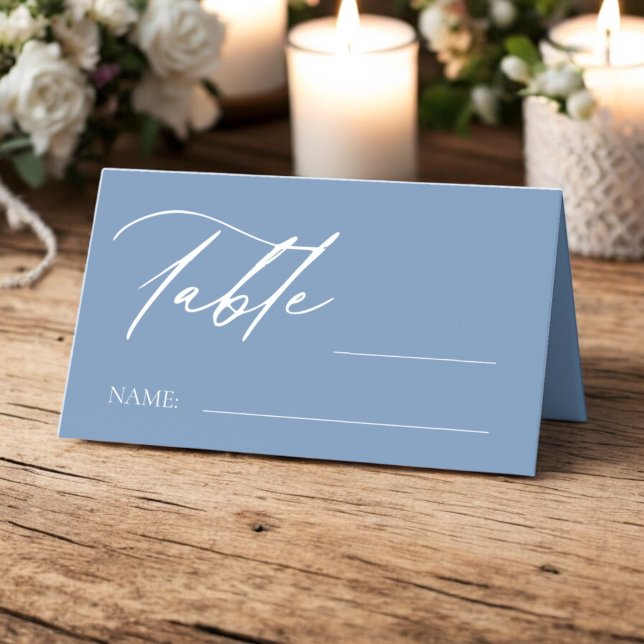 Carte De Placement Mariage de la crête de monogramme bleu poussiéreux (Créateur téléchargé)