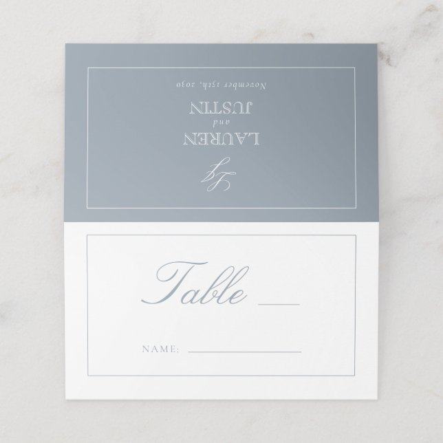 Carte De Placement Monogram Dusty Blue Script Mariage Numéro de table (Extérieur déplié)