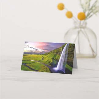 Carte De Placement Photo de cascade islandaise verte et naturelle