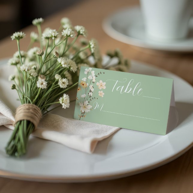 Carte De Placement Pliage Sage Vert Floral Élégant Mariage (Light green wedding Place card with whimsical watercolor wildflowers)
