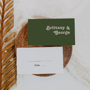 Carte De Placement Vibes rétro simples   Mariage plat vert olive