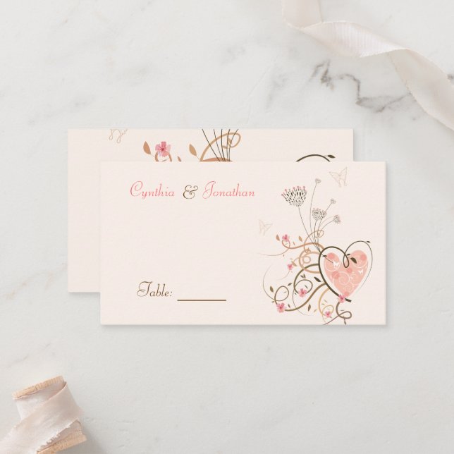 Carte De Placement Whimsical rose doux Mariage de papillon de coeur (Devant/Arrière en situation)