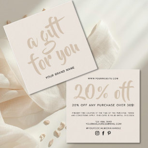 Carte de réduction de coupon de script beige neutr