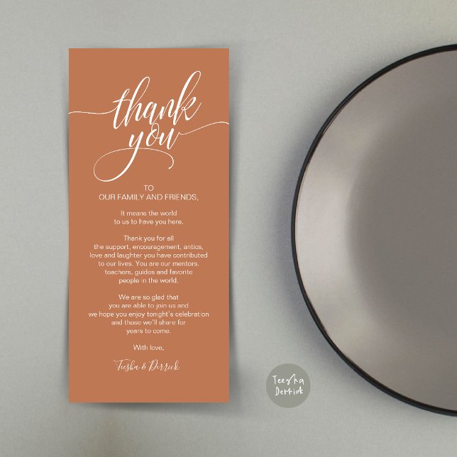 Carte de réglage du Merci du dîner de répétition (Rehearsal Dinner Wedding Brunch Celebration, Place Setting Thank You Card, in Copper Rust)