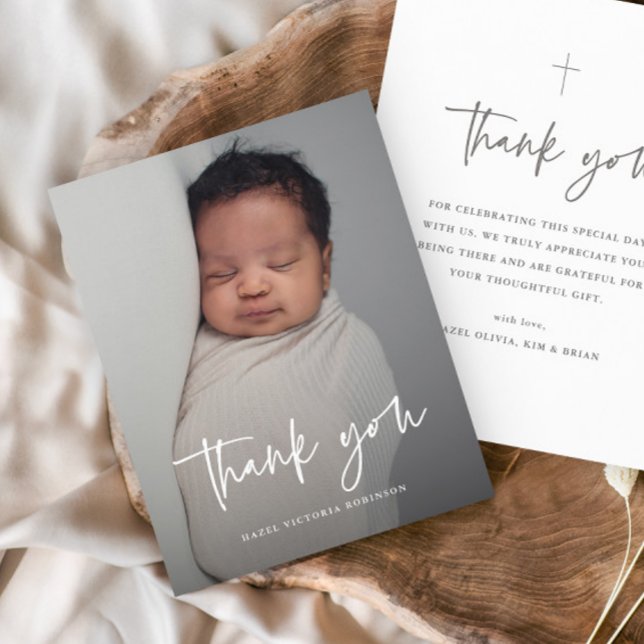 Carte de remerciement de baptême photo de style mo (Simple modern script baby photo baptism thank you card.)