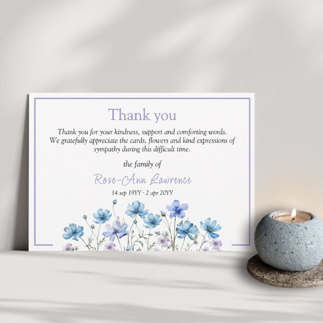 Carte De Remerciements Aquarelle bleu floral prés fleurs funérailles (Funeral thank you card from family with floral botanical details and color frame)