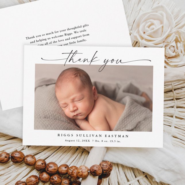 Carte De Remerciements Bébé photo horizontale simple Script (Elegant black and white script calligraphy horizontal baby thank you card announcement.)