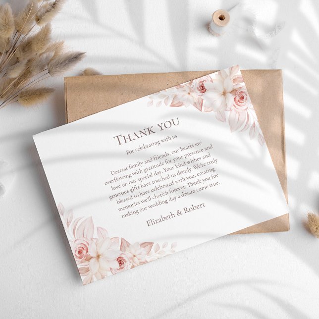 Carte De Remerciements Boho White et Blush rose Roses Mariage (Boho White and Blush Pink Roses Wedding Thank You Card on a sunny boho table.)