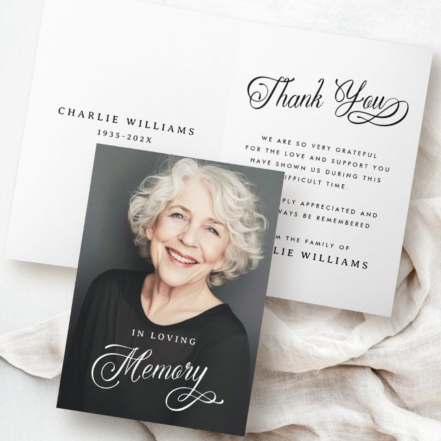 Carte De Remerciements Calligraphie dans la mémoire amoureuse photo funér (Calligraphy in loving memory funeral photo thank you card)