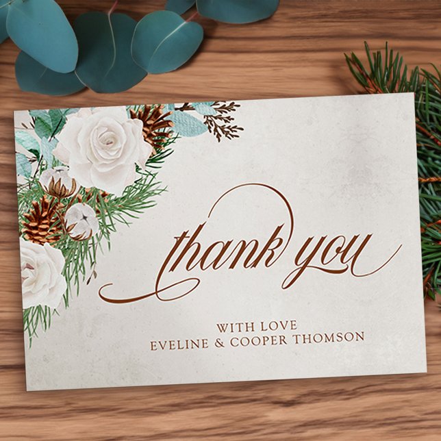 Carte De Remerciements Cône de pin rustique et Roses blanches hivernales (Winter Wedding thank you card with elegant calligraphy, white roses, eucaluptus and pine)