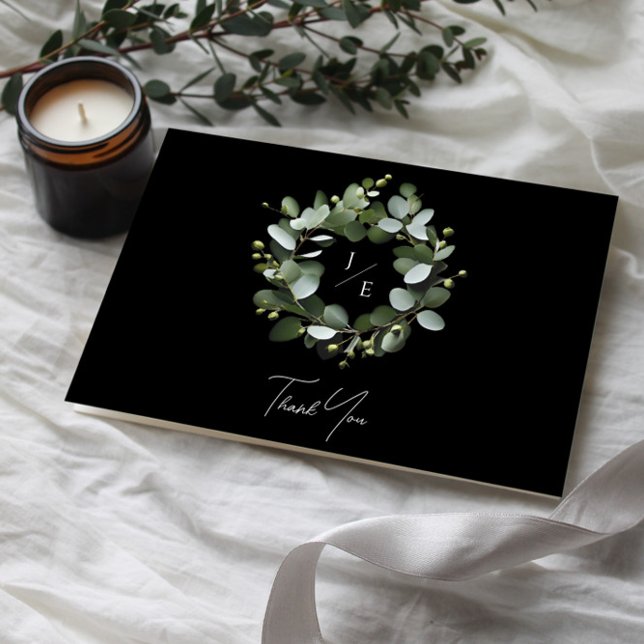 Carte De Remerciements Couronne Monogramme Eucalyptus moderne | Black (Black Modern Monogram Eucalyptus Wreath Wedding Thank You Card)