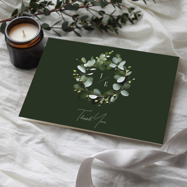 Carte De Remerciements Couronne Monogramme Eucalyptus moderne | Vert Fonc (Dark Green Modern Monogram Eucalyptus Wreath Wedding Thank You Card)